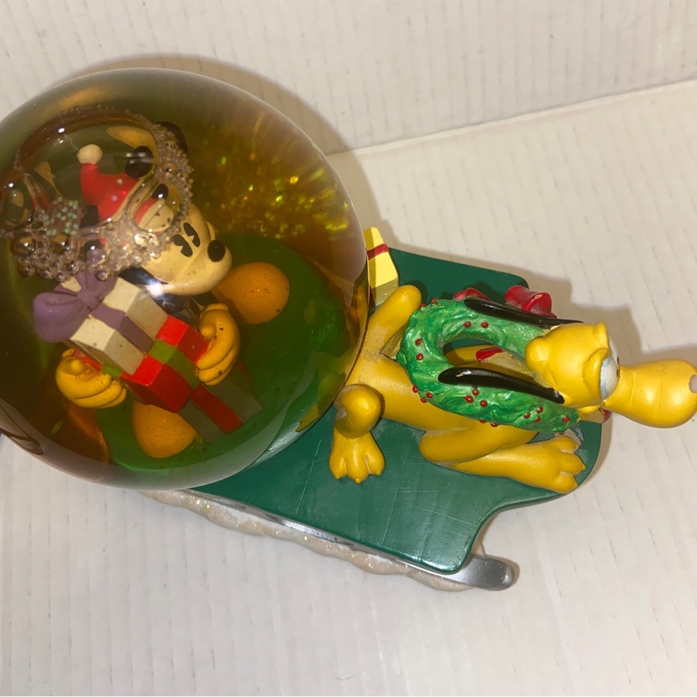 Disney Mickey Mouse Pluto Music Snow Globe Sleigh Plays Here Comes Santa Claus - Picture 9 of 10